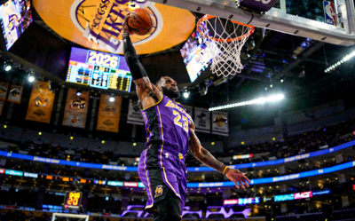 2026年NBA湖人队球员突破上篮比赛照片